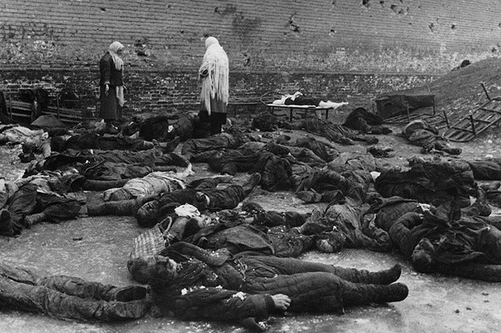 Lính Đức tàn sát dân thường ở thành phố Rostov trên sông Đông trong tháng 3/1942. Nhiếp ảnh gia không cầm được nước mắt khi chụp bức ảnh ghi lại tội ác dã man tàn bạo này. Ảnh: russiainphoto.ru