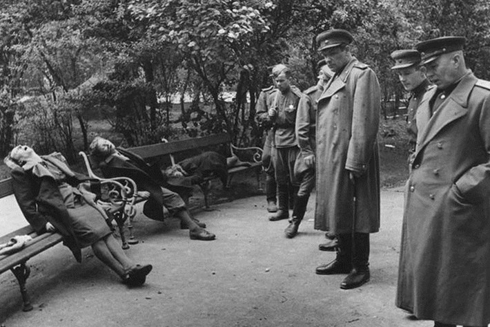 Chiến dịch giải phóng thủ đô Vienna, do Mặt trận Ukraine 3 tiến hành trong năm 1945. Trong ảnh tướng Dmitry Shepilov điều tra hiện trường một tên phát xít giết toàn bộ gia đình của hắn ở công viên rồi sau đó tự sát. Ảnh: russiainphoto.ru