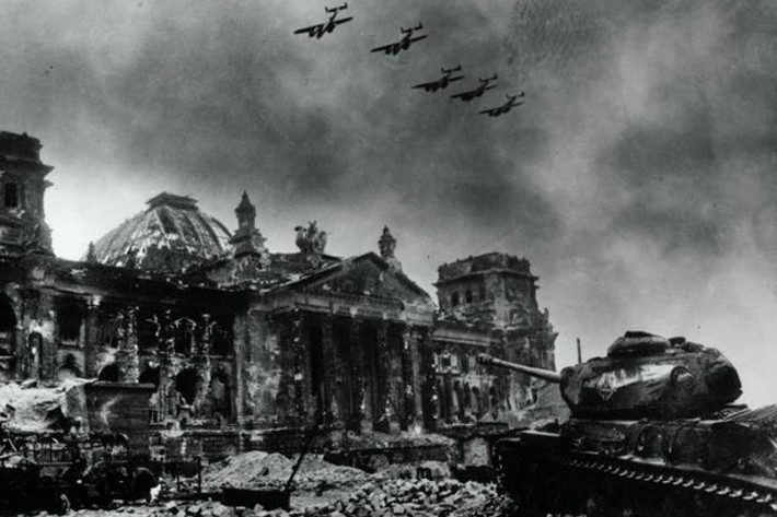 Hồng quân Liên Xô tấn công tòa nhà Quốc hội Đức Quốc xã tại thủ đô Berlin. Ảnh: russiainphoto.ru