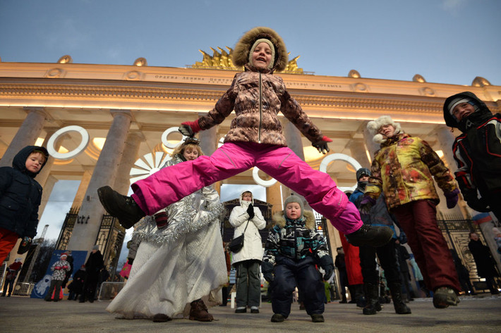 Dân chúng đi đón Năm Mới ở Công viên văn hóa mang tên Gorky, thủ đô Moscow.