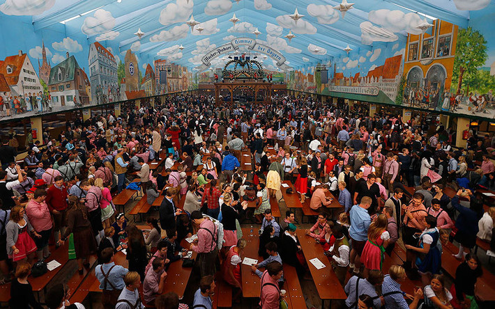 Một trong những lều bạt nổi tiếng của Lễ hội bia Oktoberfest là Hackerbräu-Festhalle, rộng bằng một sân bóng đá và có thể chứa 9.300 khách.