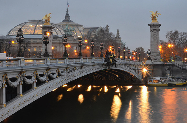 Cầu Alexandre III trên sông Seine ở Paris.