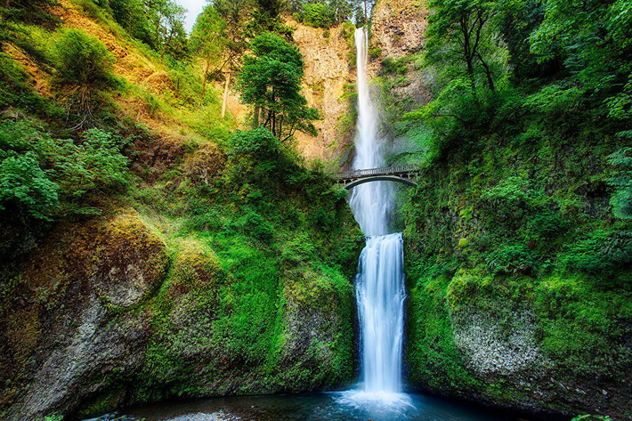 Cầu qua thác Multnomah ở Oregon, Mỹ.