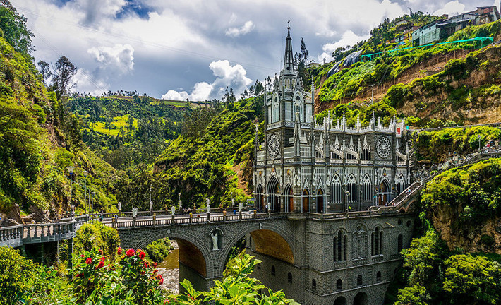 Cầu dẫn đến Vương cung Thánh đường Las Lajas Sanctuary ở Colombia là một trong những cây cầu ấn tượng nhất thế giới.