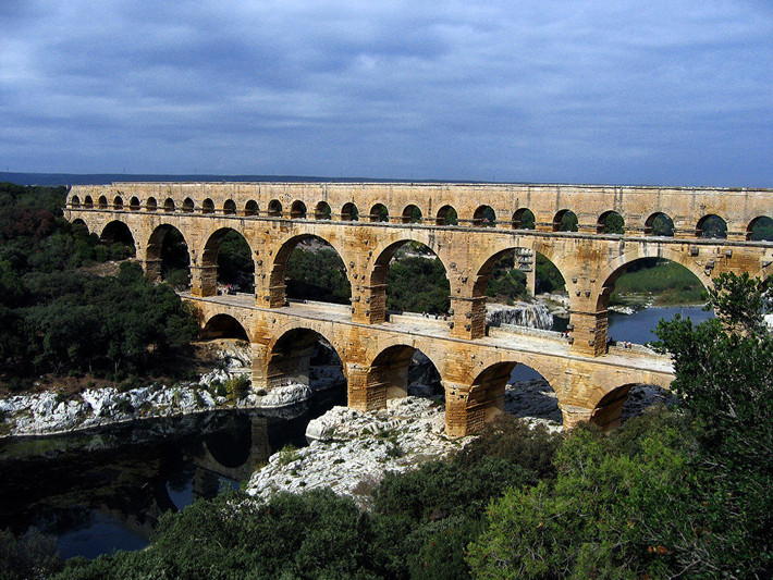 Cầu Pont du Gard, cầu máng cổ La Mã bắc qua sông Gardon ở Pháp, là tượng đài vinh danh tài năng sáng tạo của nhân loại.