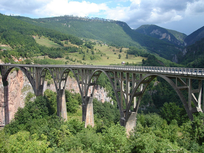Cầu Durdevića Tara bắc qua sông Tara gần thị trấn Žabljak, Montenegro.