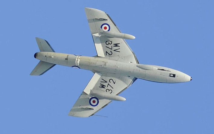 Máy bay Hawker Hunter bay qua đầu người xem tại buổi Biểu diễn máy bay Shoreham. Điều khiển máy bay là Andy Hill, cựu phi công của Không quân Hoàng gia Anh. Ông này được đưa bằng máy bay đi cấp cứu tại Bệnh viện Royal Sussex County và đang ở trong tình trạng nguy kịch.