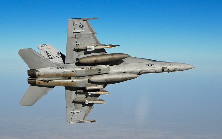 Về hỏa lực, F/A-18 Super Hornet sở hữu kho vũ khí khổng lồ, phù hợp với mọi hoạt động tác chiến. Cụ thể, nó được trang bị một khẩu pháo 6 nòng 20mm ở mũi máy bay cùng 11 giá treo trên cánh và thân cho phép mang 8 tấn tải trọng ngoài.