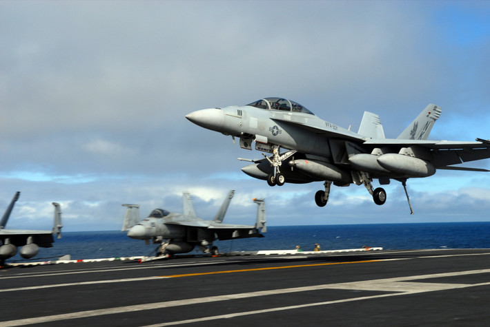 Được chính thức đưa vào sử dụng năm 1999, cho đến nay, chiến đấu cơ F/A-18 Super Hornet (phiên bản nâng cấp của dòng tiêm kích F/A-18 Hornet dùng từ năm 1978) được mệnh danh là “vũ khí của thần chết” này vẫn luôn dẫn đầu trong những chiến dịch không kích của quân đội Mỹ. Mặc dù được thiết kế cho tàu sân bay, nhưng nó vẫn đảm bảo khả năng hoạt động trên mặt đất.