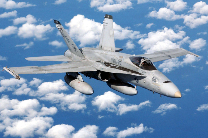 Giá máy bay FA-18E/F có đắt tiền hơn so với Su-30MK2 của Nga. Vào tháng 8/2013 Việt nam đã mua 12 chiếc SU-30MK2 với giá khoảng 600 triệu USD, tức là vào khoảng 50 triệu USD/chiếc (chưa vũ khí). Nhưng xét về những tính năng và lợi thế mà FA-18E/F có, thì mức giá như vậy hoàn toàn có thể chấp nhận được.