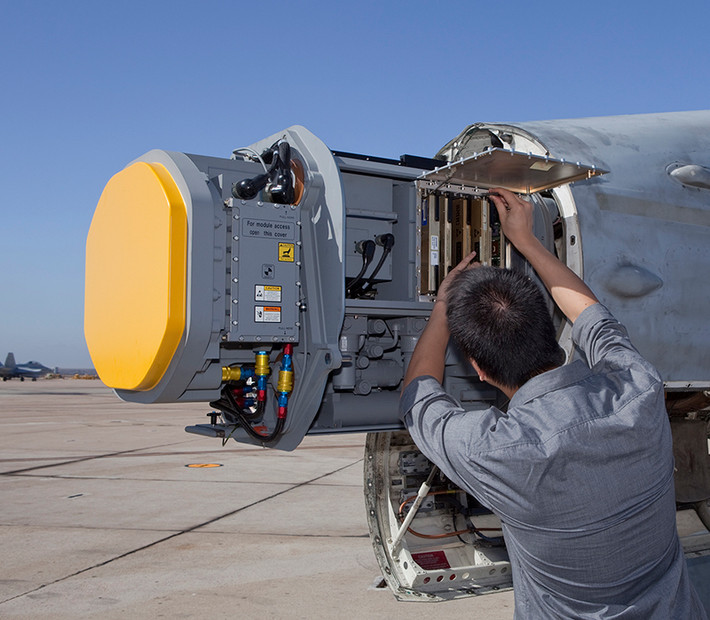 Radar quét mảng pha chủ động AESA APG-79 trên Super Hornet cho phép phi công đồng thời tấn công đối không và đối đất, hệ thống cảm biến quang điện chính và chùm laser chỉ định mục tiêu AN/ASQ-228ATFLIR cung cấp bản đồ mặt đất chi tiết ở cự ly xa.