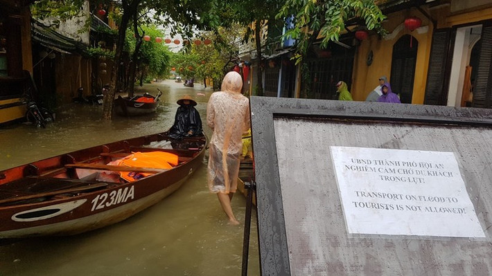 Lực lượng chức năng TP Hội An yêu cầu nghiêm cấm thuyền chở du khách trong lũ. Nguồn ảnh: PLO