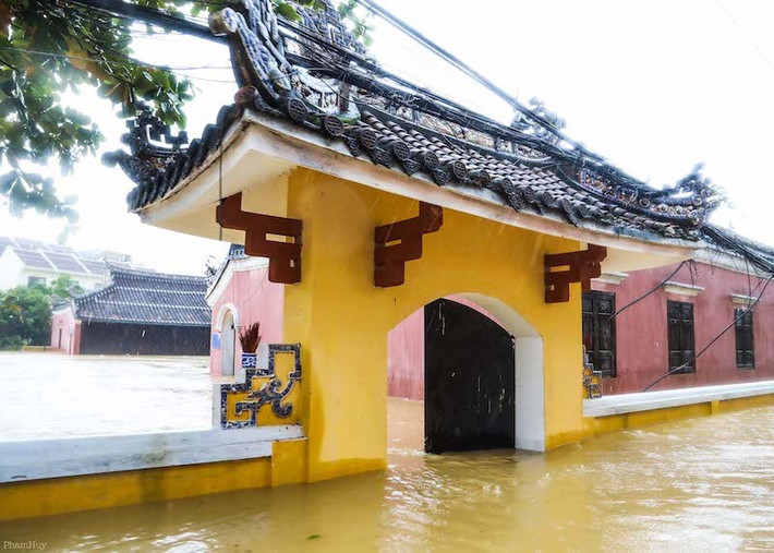 Nhiều di tích quý giá trong phố cổ Hội An bị chìm sâu dưới làn nước đục ngầu. Nguồn ảnh: PLO