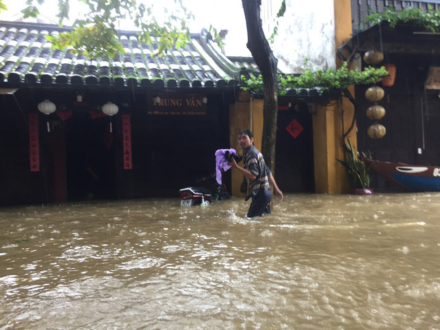 Ở phố cổ, nơi ngập sâu nhất là các tuyến đường Trần Phú, Bạch Đằng, quảng trường sông Hoài và khu vực chợ Hội An. Có nơi ngập đến hơn 3 m. Nguồn ảnh: Tuổi Trẻ