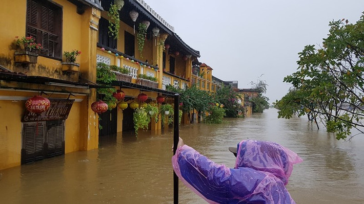 Mực nước tại trung tâm và khu vực ven sông Hoài (TP Hội An, Quảng Nam) đến tối 5/11 vẫn tiếp tục dâng cao do mưa lớn và thủy điện đang xả lũ. Nguồn ảnh: PLO