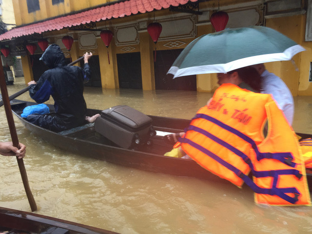 Loa phát thanh tại Hội An liên tục phát cảnh báo, nhắc nhở người dân không liều mình đi lại tại các điểm ngập sâu, không cố thủ trong nhà để tránh ảnh hưởng tính mạng khi đêm nay nước sẽ tiếp tục lên. Nguồn ảnh: Tuổi Trẻ