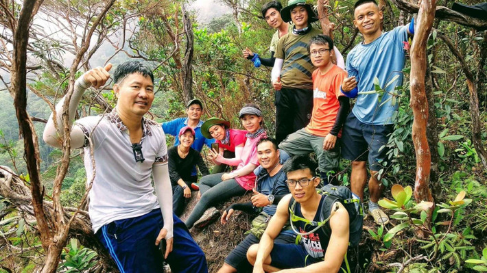 Thử thách chưa phải là hết. Gần hòn Vọng Phu còn có những tảng đá to xếp chồng lên nhau như toà lâu đài. Nơi đây không có lối mòn mà phải tự mình băng rừng, chui vào những hốc đá lớn và len lỏi vào đó. Mệt lả không ít người phải nghỉ chân để lấy sức.
