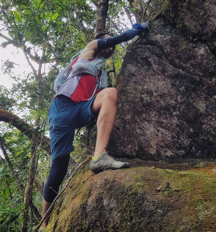 Để tiếp tục lên độ cao 1.900m, người đi phải băng qua những tảng đá to, những hang động, hốc đá, những cây tùng với tư thế uốn éo và vô số loài lan rừng bám trên cây.
