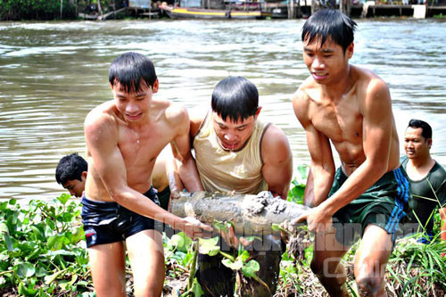 Đưa thành công đầu đạn pháo lên bờ.