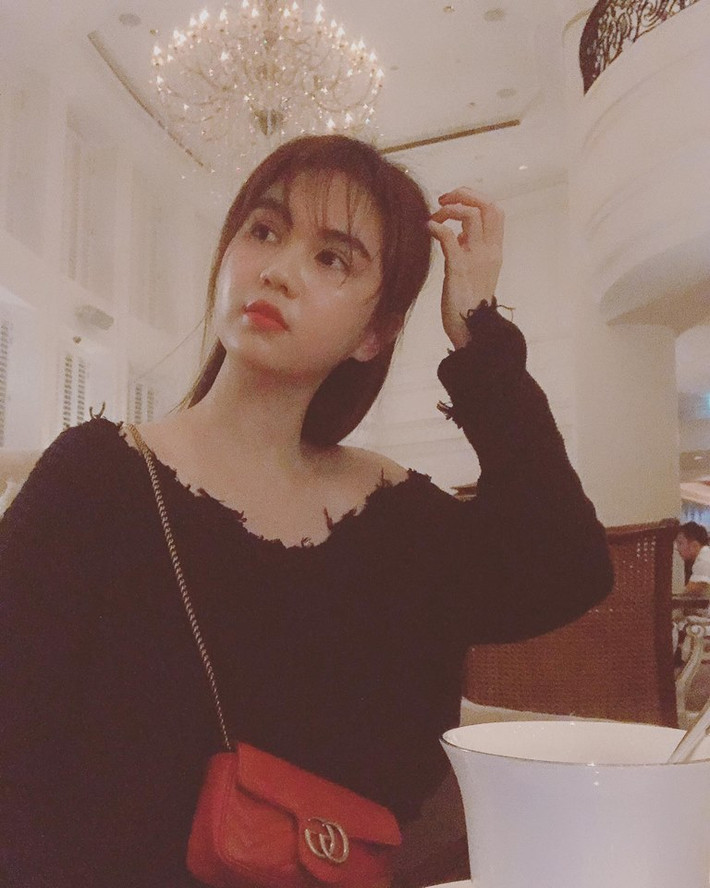 Ngọc Trinh chiêm nghiệm: "Hành động của một người nói lên sự thật. Trong cuộc đời mình, bạn sẽ gặp nhiều người. Họ có thể nói những lời tốt đẹp nhưng cuối cùng chỉ có hành động của họ mới nói lên họ là ai. Vì thế hãy chú ý tới những gì mà người ta làm. Hành động của họ sẽ nói với bạn mọi thứ bạn cần biết".