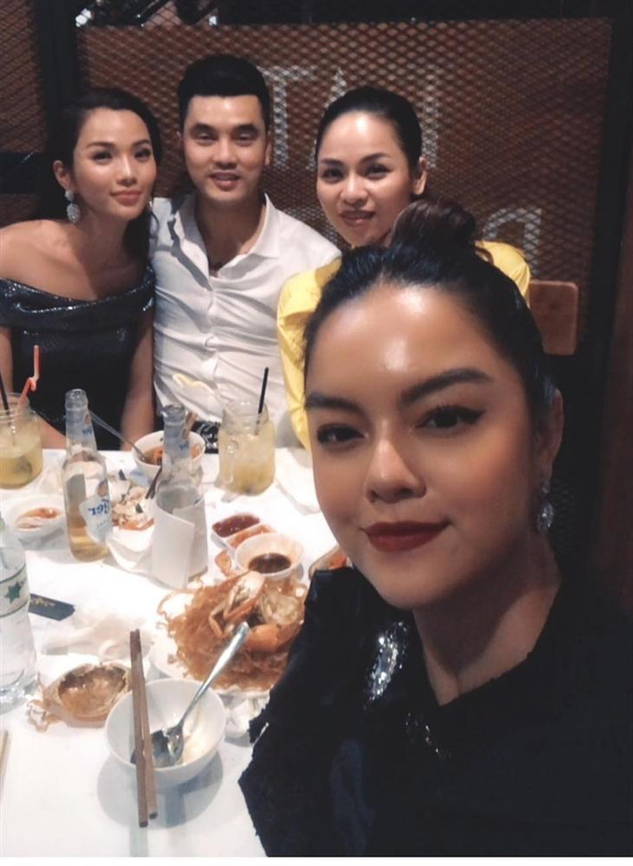 Chia sẻ hình ảnh hẹn hò với vợ chồng Ưng Hoàng Phúc - Kim Cương, Phạm Quỳnh Anh hóm hỉnh bật mí: "Cặp vợ chồng son và hai người cùng khổ".