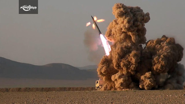 Trong ảnh, Jaish al-Islam bắn tên lửa đạn đạo Zelzal-2 vào vị trí trú đóng của Quân đội Syria, không rõ có bao nhiêu thương vong. Nguồn ảnh: Oryx