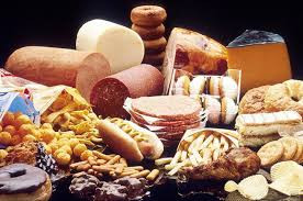 Những thực phẩm này cũng làm cứng gan, khiến cơ thể khó phân hủy và tự loại bỏ các hormone dư thừa. Tốt nhất nên tránh thịt xông khói, xúc xích, lòng đỏ trứng, bơ và đồ ăn nhẹ nhiều chất béo như bánh quy và bánh ngọt.
