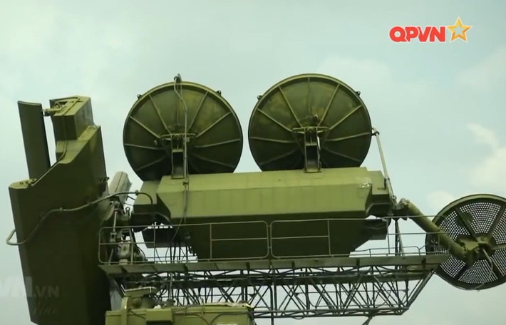 Trở lại S-75M3 Volga-2, gói nâng cấp này chủ yếu thay đổi hệ thống điều khiển hỏa lực, sử dụng một số thành phần kỹ thuật số dùng cho hệ thống phòng không tối tân S-300 PMU1/2. Ảnh: Các hệ thống anten thu – phát sóng đài SNR-75M3 có khả năng bám mục tiêu ở cự ly tới 100km, có dẫn đường cho 2 tên lửa tấn công mục tiêu cùng lúc (trước nâng cấp chỉ dẫn được một mục tiêu).