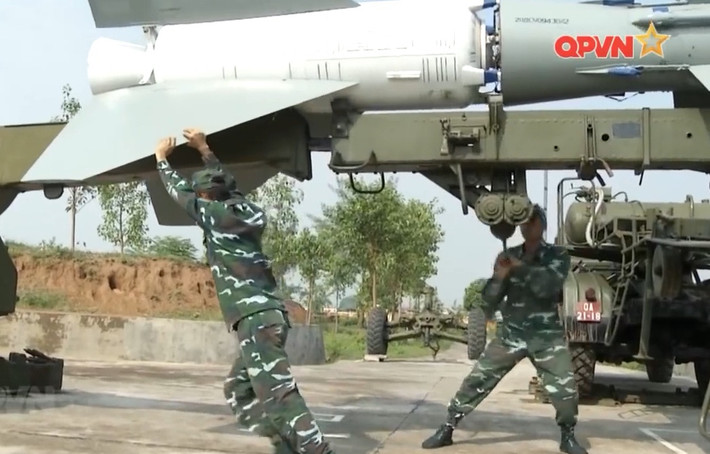 Trong ảnh, chiến sĩ Tiểu đoàn Tên lửa 63, Trung đoàn 236, Sư đoàn 361 đang đưa đạn tên lửa SA-2 vào bệ phóng.