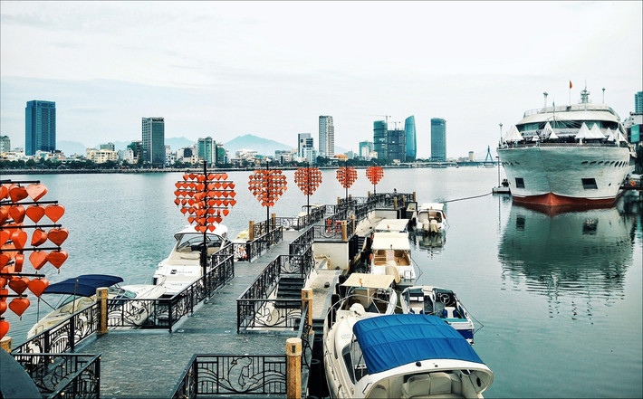 Nằm bên bờ sông Hàn (Đà Nẵng), cầu Tình Yêu thu hút đông đảo khách du lịch, đặc biệt là giới trẻ đến để cảm nhận không khí lãng mạn dưới những ánh đèn lồng hình trái tim, cùng móc khóa tình yêu vào thành cầu để lưu giữ kỷ niệm.