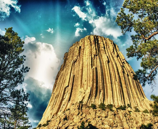 Tháp Quỷ, tiểu bang Wyoming, Mỹ Tháp Quỷ là một khối đá độc đáo cao hơn 1.558 mét so với mực nước biển. Tọa lạc giữa vùng đá trầm tích bao quanh, đá Tháp Quỷ nổi tiếng với rất nhiều giai thoại kỳ bí. Điểm chung của những giai thoại này đều là hình ảnh ngọn núi thiêng và con gấu hung dữ. Đó cũng chính là lý do vì sao xung quanh vách núi thẳng đứng có vô số vết nứt được cho là do gấu cào.