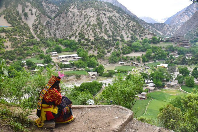 Cộng đồng người Kalash tự tuyên bố những thông tin đó là sai lệch, họ đã lên tiếng phỉ báng nó. Những poster xuất hiện khắp các ngôi làng của người Kalash, yêu cầu khách du lịch không được chụp ảnh người dân mà không được sự cho phép và không được quấy rối bất cứ phụ nữ địa phương nào.
