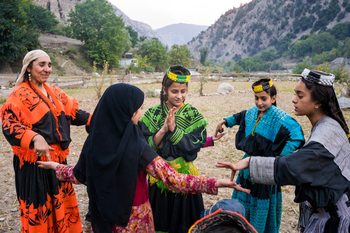 Một thông tin đau lòng nữa về cuộc sống của người Kalash đó là có một số bài báo đưa tin phụ nữ trẻ của bộ tộc buộc phải cải sang đạo Hồi. Đây là vấn đề ảnh hưởng tới hầu hết những bộ tộc thiểu số không phải đạo Hồi tại Pakistan. Một số người Hồi giáo đã khuyến khích người Kalash đọc kinh Koran để họ chuyển sang đạo Hồi.