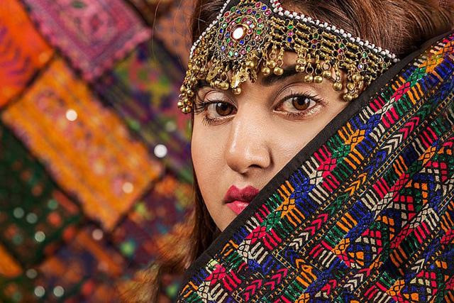 Người ta có thể dễ dàng nhận ra cộng đồng này nhờ vào những bộ quần áo sặc sỡ và truyền thống độc đáo của họ tại một quốc gia Hồi giáo như Pakistan.