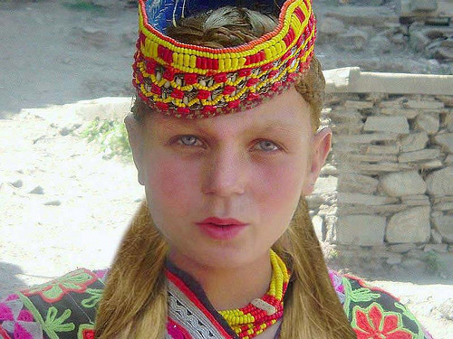Vào mùa xuân, lễ hội Joshi của người Kalash bắt đầu. Khách du lịch từ khắp nơi trên thế giới đổ xô đến những ngọn núi để tận mắt chứng kiến những nghi lễ đặc biệt của bộ tộc này. Tuy nhiên, có một số khách du lịch đến đây với ý định bất chính, tất cả bắt nguồn từ những thông tin sai lệch về bộ tộc Kalash.