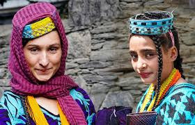 Trái ngược với văn hóa xung quanh Pakistan, người Kalash nói chung không phân biệt nam nữ. Tuy nhiên, các cô gái và phụ nữ khi có kinh nguyệt sẽ được gửi tới sống ở "Bashaleni", tòa nhà nguyệt san của làng khi đến kỳ cho tới khi họ lấy lại được "sự thuần khiết".