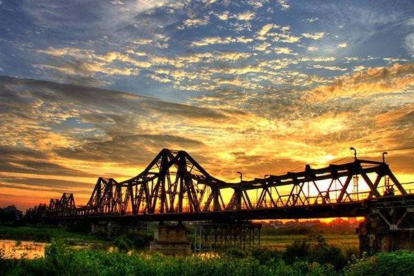 Năm 1902, cầu chính thức được khánh thành với 30.000 m3 đá và 5.300 tấn thép. Chi phí lên tới 6.200.000 fr, xấp xỉ bằng dự toán.