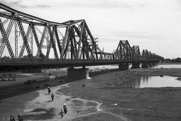Ở đầu thế kỷ thứ 20, ở nước Việt Nam, cầu Long Biên là cầu thép có kiến trúc đẹp và dài nhất, đồng thời cũng sớm nhất ở xứ Ðông Dương.