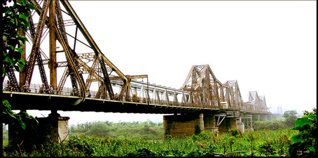 Bỏ ngoài tai những lời chỉ trích, mỉa mai và khuyến cáo của các quan chức, Doumer vẫn quyết tâm xây cầu. Ngày 12/9/1898, viên đá đầu tiên chính thức được đặt với nghi lễ vô cùng long trọng.