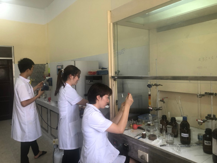 Theo đó, các công bố nghiên cứu cho thấy việc tổng hợp thuốc Favipiravir cần qua 7-8 bước phản ứng. Tuy nhiên nhóm nghiên cứu của Viện Hóa học, bước đầu cải tiến bằng cách rút ngắn quy trình tổng hợp thuốc.
