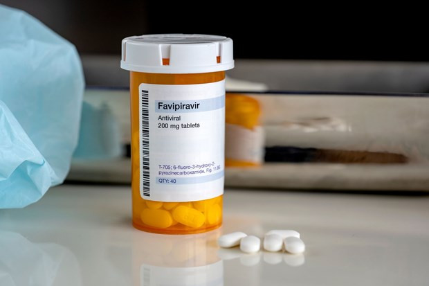 Thuốc Favipiravir có cơ chế tác dụng ức chế enzym RNA-polymerase ngăn chặn sự nhân lên của virus, tương tự như thuốc chống COVID-19 Remdesivir, nhưng dùng được theo đường uống.