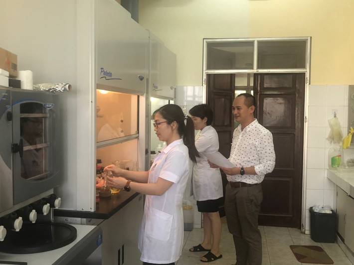 GS.TS. Nguyễn Văn Tuyến, Viện trưởng Viện Hóa học cho biết, các nhà khoa học vừa nghiên cứu thành công phương pháp mới trong việc tổng hợp thuốc Favipiravir trong phòng thí nghiệm.
