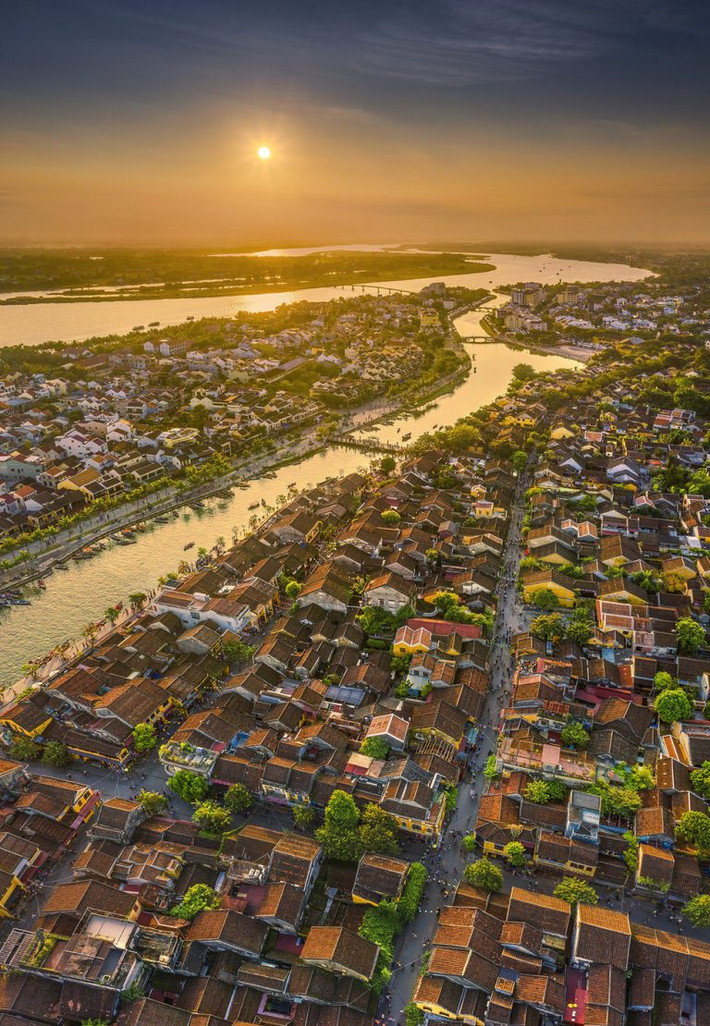 Phố cổ Hội An giữ được gần như nguyên vẹn với hơn 1000 di tích kiến trúc từ phố xá, nhà cửa, hội quán, đình, chùa, miếu, nhà thờ tộc, giếng cổ… đến các món ăn truyền thống.