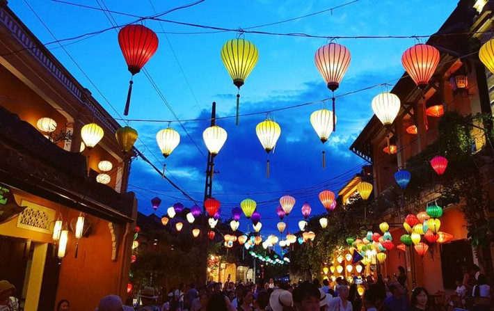 Đường phố ở khu phố cổ được bố trí ngang dọc theo kiểu bàn cờ với những con phố ngắn và đẹp, uốn lượn, ôm lấy những ngôi nhà.