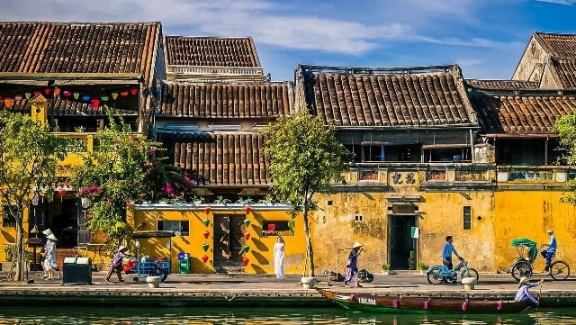 Traveller miêu tả: "Những chiếc xe mô tô phổ biến của Việt Nam xuất hiện rất ít ở phố cổ Hội An. Vì vậy những người đi bộ có thể lượn lờ trên những con phố nhỏ mua sắm, may đồ mà không bị người đi xe máy đi qua làm phiền”.
