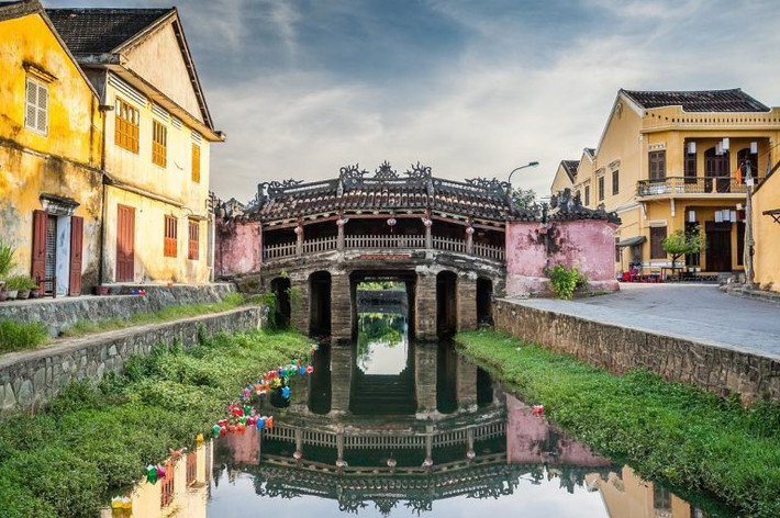 Kiểu nhà ở phổ biến nhất chính là những ngôi nhà hình ống chỉ một hoặc hai tầng với chiều ngang hẹp, chiều sâu rất dài. Mỗi ngôi nhà ở Hội An đều đảm bảo sự hài hòa giữa không gian sống và thiên nhiên.