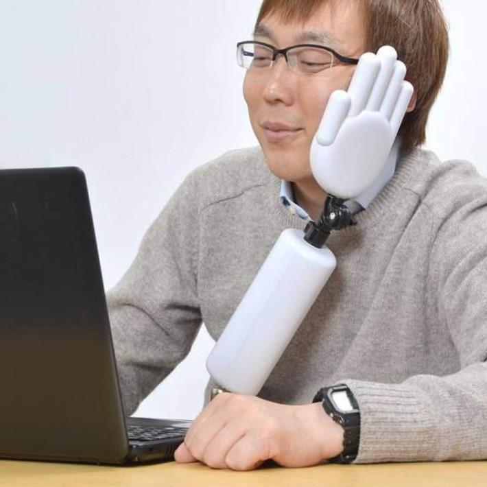 Gối đa tiện ích: Bạn có thể sử dụng gối đỡ đầu dạng cánh tay để tránh đau mỏi cổ khi làm việc nhiều. Phát minh kỳ lạ của người Nhật này cũng giúp cho đầu bạn không bị gục xuống trong trường hợp ngủ gật.