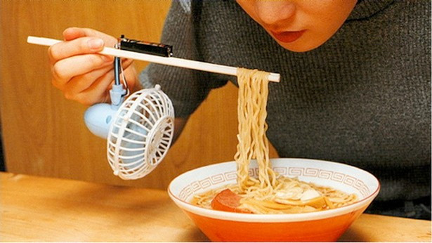 Đũa gắn quạt thổi mì: Với một chiếc quạt nhỏ gắn trên đôi đũa này, bạn sẽ không phải thổi phù phù mỗi khi ăn món mì nóng nữa.
