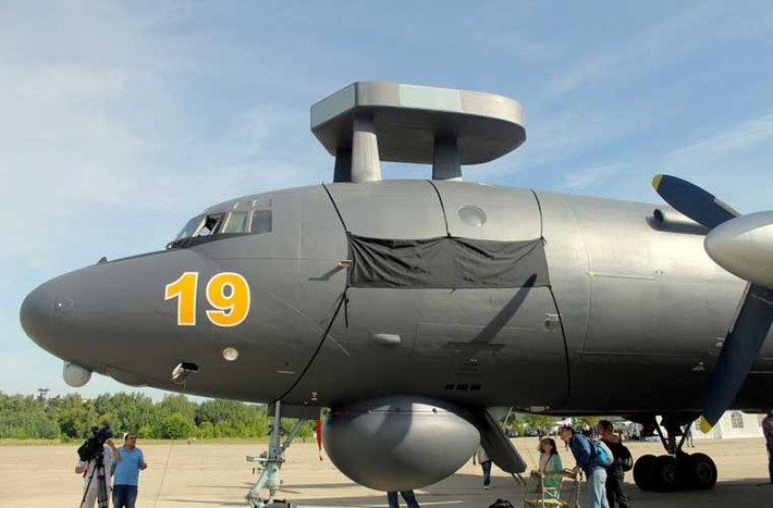 Có thể dễ dàng nhận ra điểm khác giữa Il-38N với thế hệ cũ, chính là đĩa anten đặt ở ngay trên buồng lái máy bay.