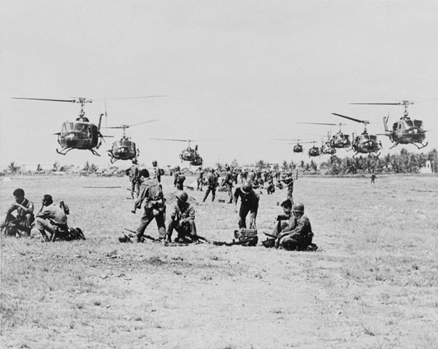 Thời điểm đó, quân Mỹ đã áp dụng chiến thuật kị binh bay với trực thăng UH-1A gây cho ta rất nhiều khó khăn. Với ưu điểm tốc độ cao, sức chở khá lớn, khả năng hạ cánh trên nhiều địa hình phức tạp, nền đất yếu, thời gian đổ quân nhanh chỉ chừng 10 giây … UH-1 và “kị binh bay” thực sự là đối thủ đáng gờm của Quân đội Nhân dân Việt Nam vào thời điểm đó.